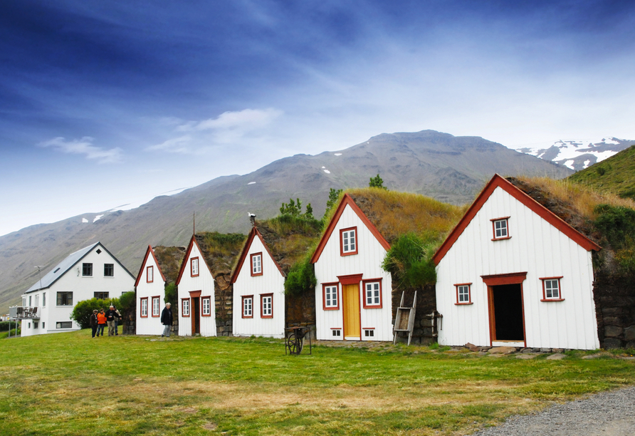 Von Akureyri aus lohnt ein Ausflug zu den Farmhäusern Laufas.