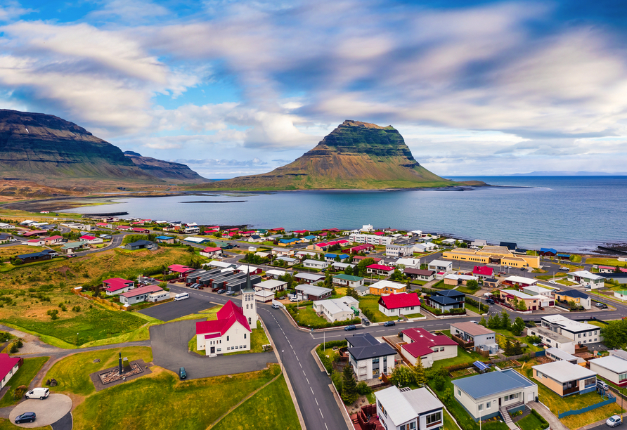 Das schöne Städtchen Grundarfjörður mit dem Berg Kirkjufell im Hintergrund.