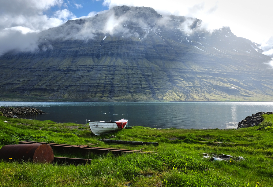 Eskifjörður ist ein Fischerort am gleichnamigen Fjord.