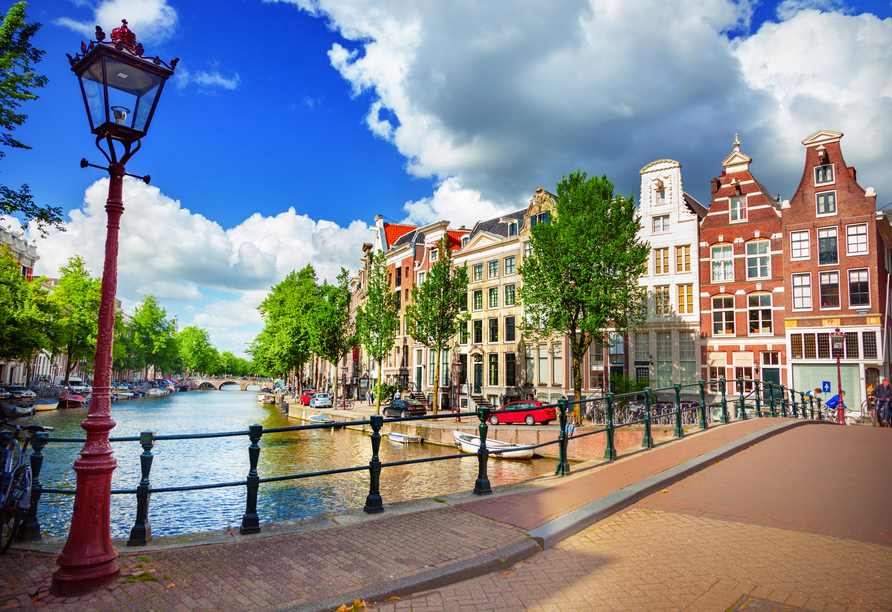 Amsterdam ist bekannt für die vielen romantischen Kanäle.