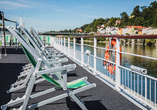 Entspannen Sie auf dem weitläufigen Sonnendeck an Bord und beobachten die schönen Landschaften und Städte entlang der Donau.