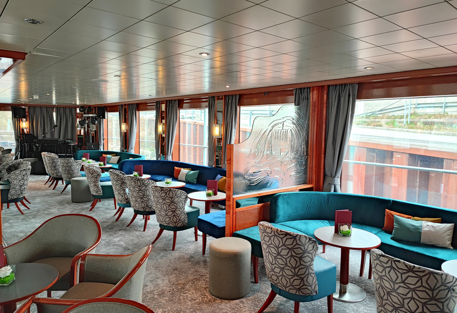 In der Panorama-Lounge an Bord können Sie leckere Getränke genießen, während Sie die traumhafte Donaulandschaft passieren.