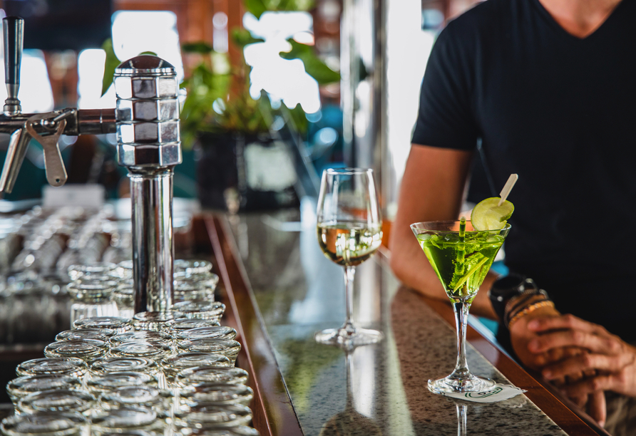In der Bar an Bord erwarten Sie erfrischende Drinks und beste Unterhaltung.