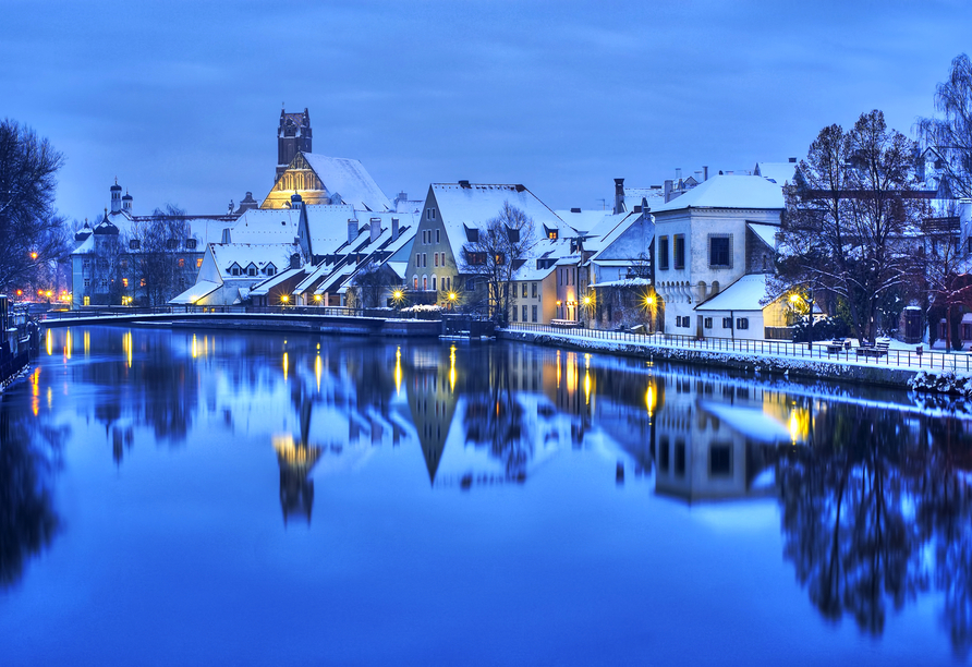 Landshut erstrahlt an einem Winterabend in ganz besonderem Licht.