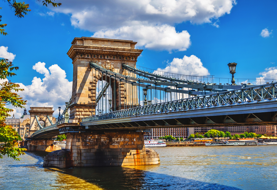 Die imposante Kettenbrücke überspannt die Donau in Budapest.
