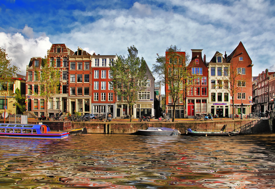 Die vielen Kanäle Amsterdams prägen das Stadtbild.