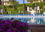 Entspannen Sie am Pool und in der traumhaften Gartenanlage des Hotels.