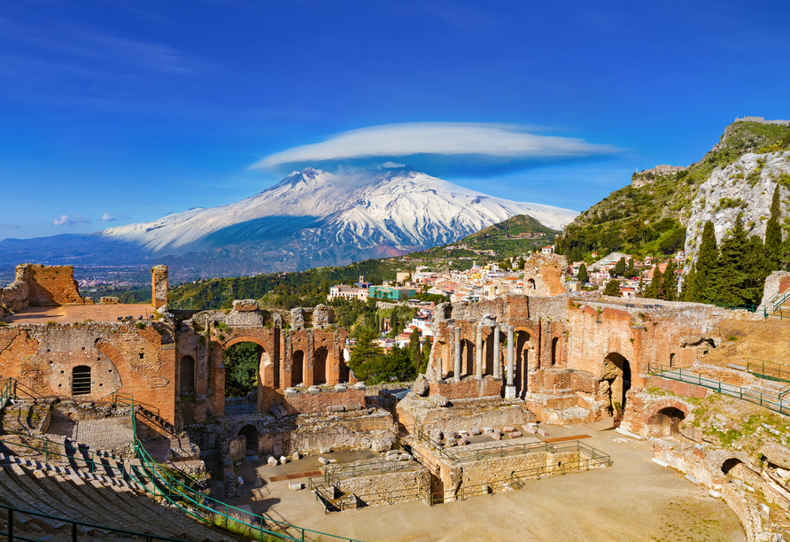 Lassen Sie sich vom Anblick des römisch-griechischen Theaters in Taormina vor dem Ätna beeindrucken.
