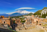 Lassen Sie sich vom Anblick des römisch-griechischen Theaters in Taormina vor dem Ätna beeindrucken.