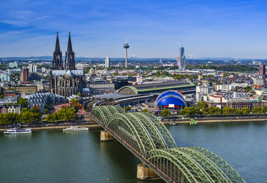 Die schöne Stadt Köln begrüßt Sie mit der typischen, rheinischen Lebensfreude.
