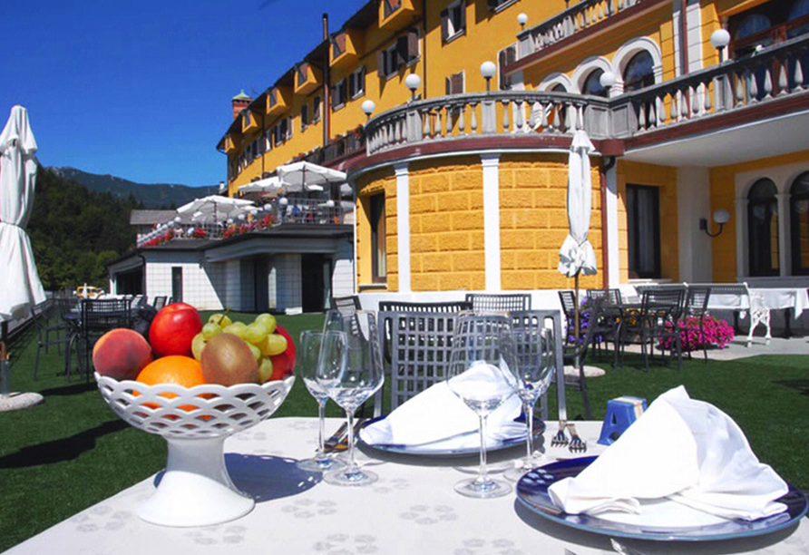 Genießen Sie Ihr Frühstück auf der Terrasse des Hotels.