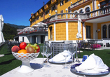 Genießen Sie Ihr Frühstück auf der Terrasse des Hotels.