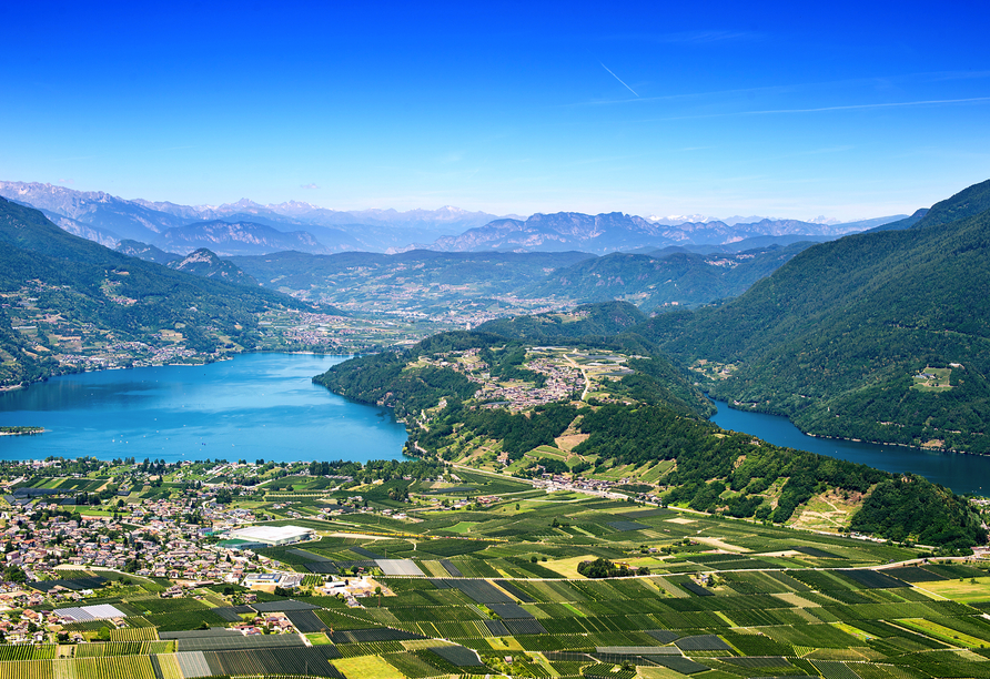 Der Lago di Caldonazzo mit dem Lago di Levico direkt daneben ist nicht weit entfernt vom Grand Hotel Astoria.