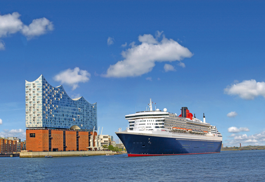 Die Queen Mary 2 bei der Ausfahrt aus Hamburg