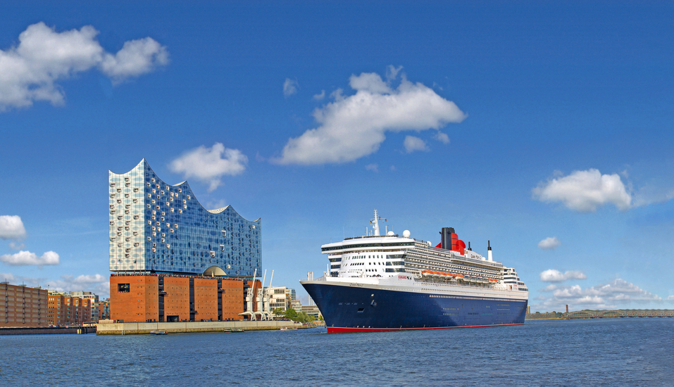 Die Queen Mary 2 bei der Ausfahrt aus Hamburg