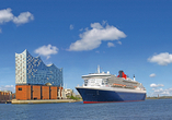 Die Queen Mary 2 bei der Ausfahrt aus Hamburg