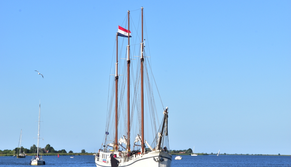 Das Segelschiff Elizabeth heißt Sie auf dem IJsselmeer willkommen.