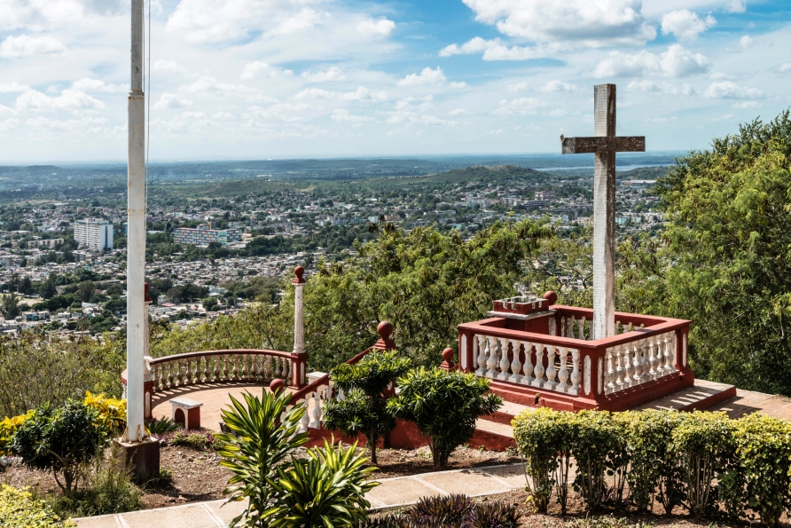 Der beliebte Aussichtspunkt La Loma de la Cruz in Holguín bietet Ihnen einen wundervollen Panoramablick über die Stadt.