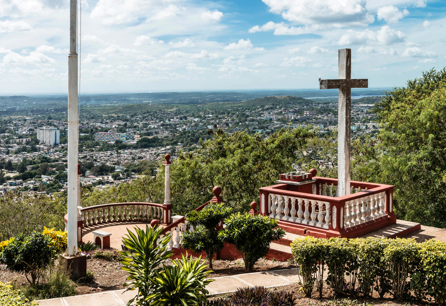 Der beliebte Aussichtspunkt La Loma de la Cruz in Holguín bietet Ihnen einen wundervollen Panoramablick über die Stadt.