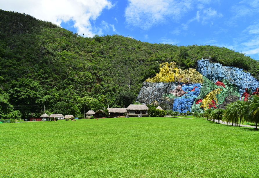 Nahe des idyllischen Dorfes Viñales ziert die eindrucksvolle Wandmalerei Mural de la Prehistoria die Felsen.