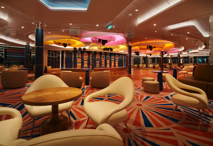 In den Bar- und Lounge-Bereichen an Bord erwarten Sie gesellige Stunden.