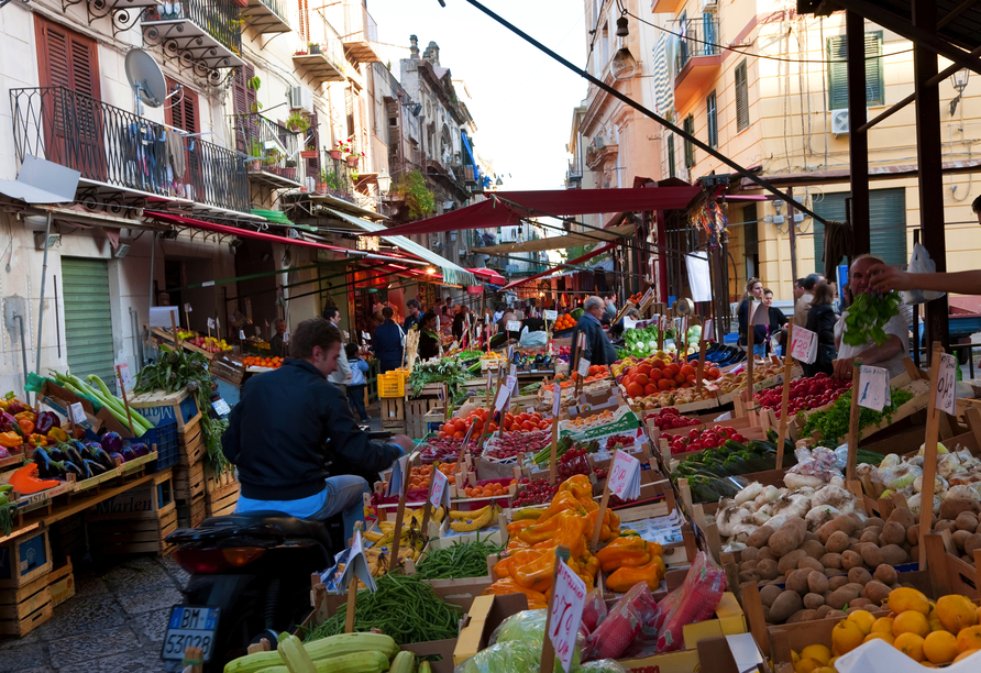 Besuchen SIe in Palermo auf Sizilien unbedingt einen der lebhaften und authentischen Straßenmärkte.