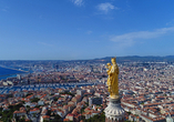 Von der Kathedrale Notre-Dame-de-la-Garde haben Sie einen atemberaubenden Blick über Marseille in Frankreich.