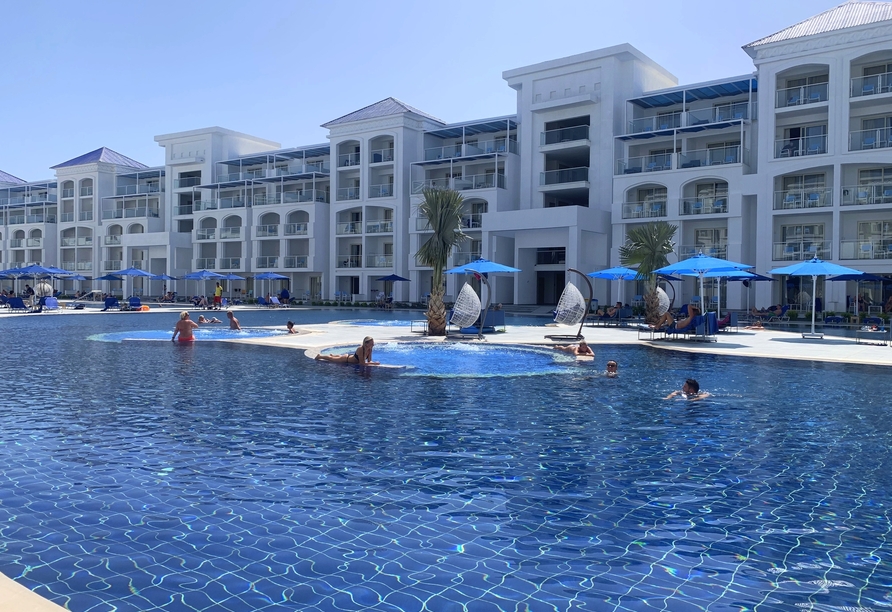 Verbringen Sie entspannte Stunden an den Pools des Resorts. 
