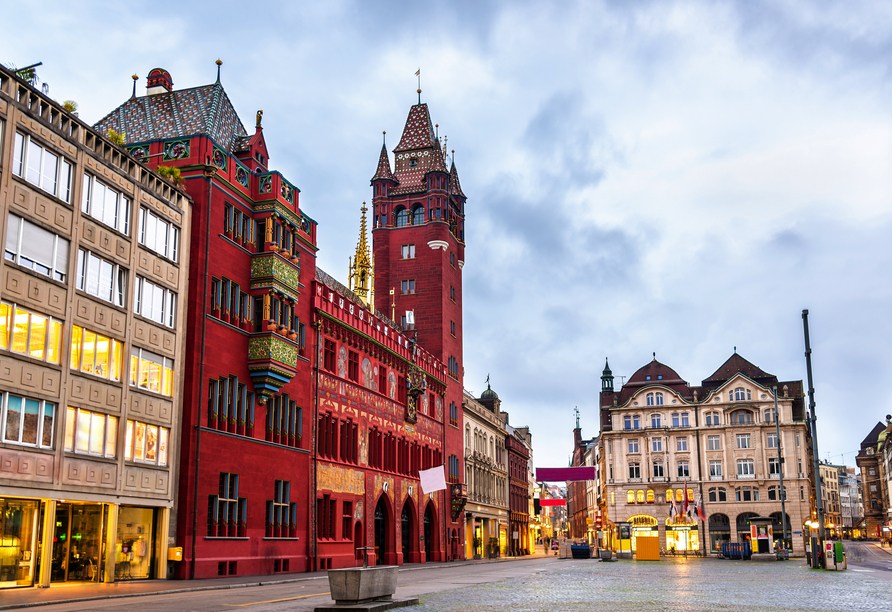 Das Rathaus von Basel erstrahlt unübersehbar in rot.