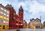 Das Rathaus von Basel erstrahlt unübersehbar in rot.