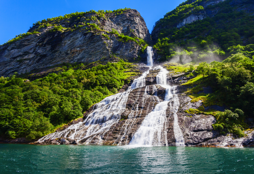 Der Wasserfall Sieben Schwestern im Geirangerfjord