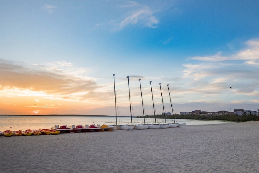 Von Ihrem Badehotel aus erreichen Sie nach wenigen Metern den herrlichen Strand.