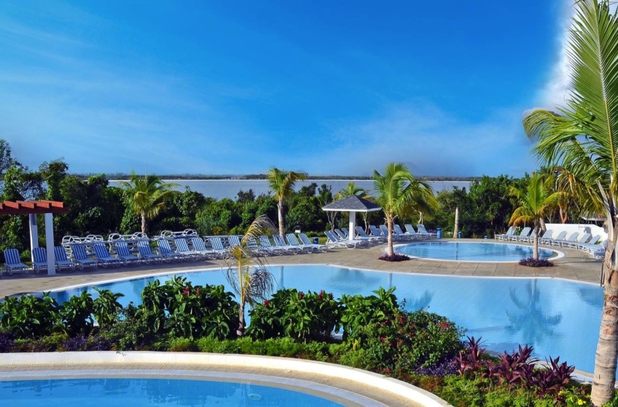 Ihr Badehotel auf Cayo Las Brujas erwartet Sie mit einer wunderschönen Poollandschaft.