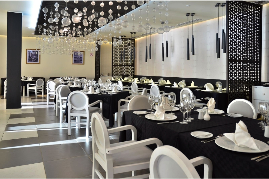Insgesamt sechs Restaurants mit unterschiedlichstem Ambiente verwöhnen Sie im Grand Aston Cayo Las Brujas Beach Resort & Spa.