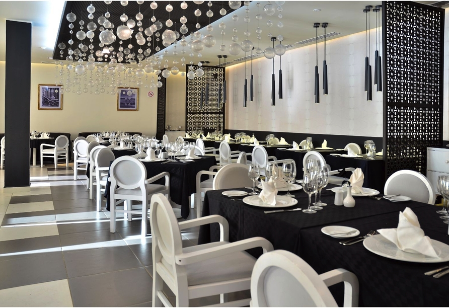 Insgesamt sechs Restaurants mit unterschiedlichstem Ambiente verwöhnen Sie im Grand Aston Cayo Las Brujas Beach Resort & Spa.