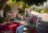 Nehmen Sie in einer typischen griechischen Taverne Platz.