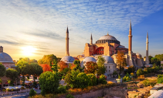 Die ehemalige byzantinische Kirche Hagia Sophia ist heute eine Moschee und ein beeindruckendes Wahrzeichen von Istanbul.