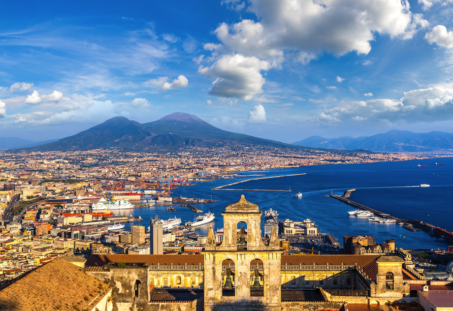 Neapel  mit dem  Vesuv im Hintergrund - seit jeher ein Sehnsuchtsort für Italienreisende