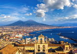 Neapel  mit dem  Vesuv im Hintergrund - seit jeher ein Sehnsuchtsort für Italienreisende