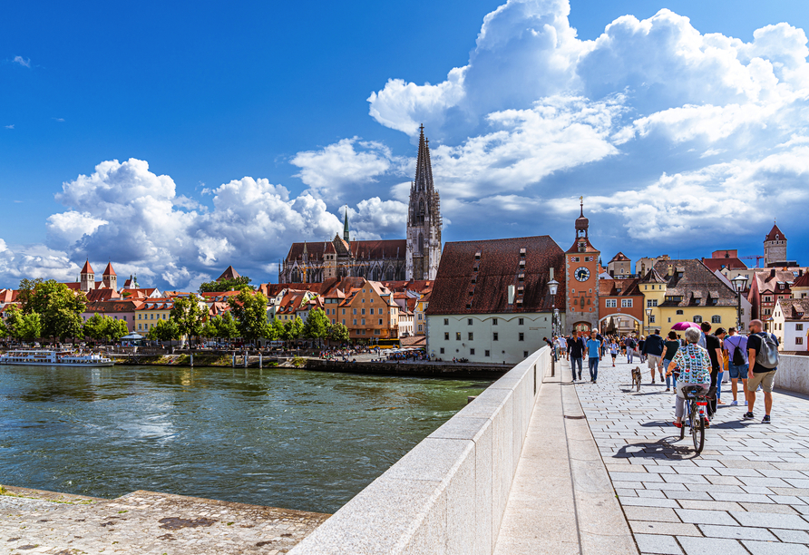 Spazieren Sie über die steinerne Brücke von Regensburg mit Blick auf den Dom.