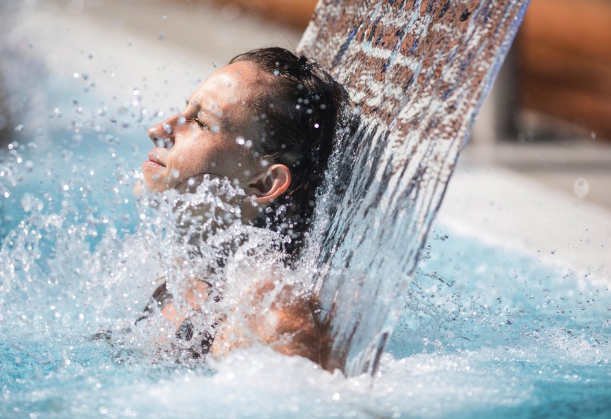 Die Jod-Sole-Therme bietet wohltuende Thermalbäder, vielfältige Saunamöglichkeiten und ideale Voraussetzungen für eine entspannte Auszeit.
