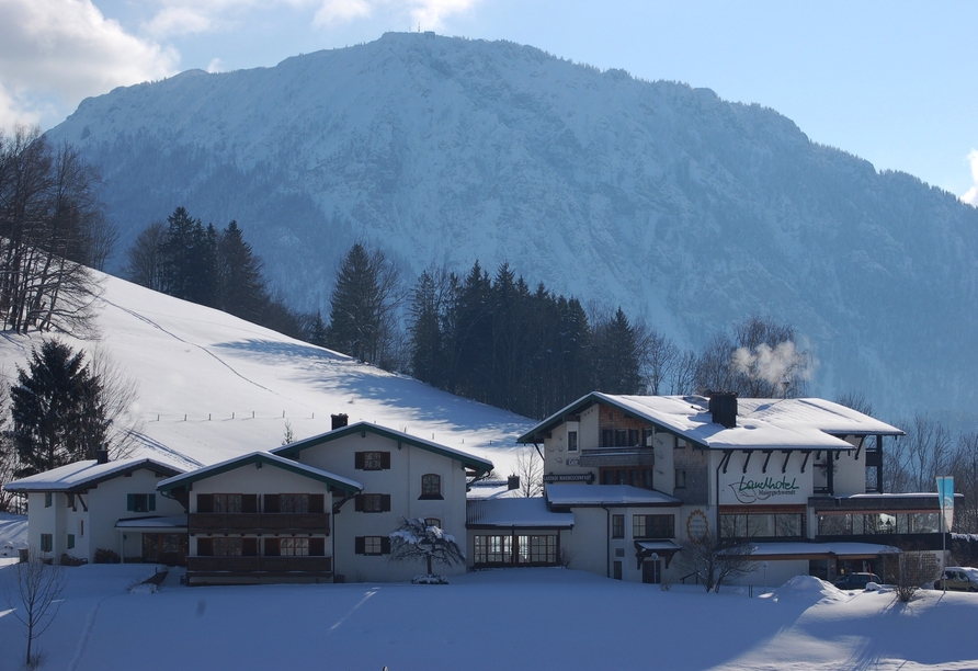 Idyllisch liegt das Hotel vor den Chiemgauer Alpen in winterlicher Kulisse.
