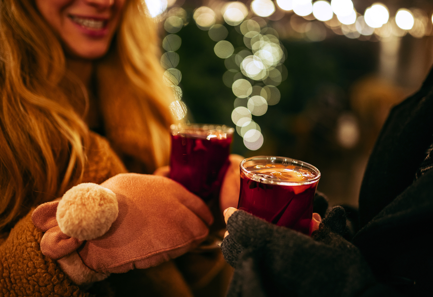 Bei einer Tasse Glühwein können Sie sich auf einem der Weihnachtsmärkte in der Region aufwärmen.
