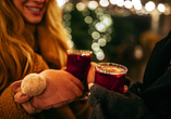 Bei einer Tasse Glühwein können Sie sich auf einem der Weihnachtsmärkte in der Region aufwärmen.