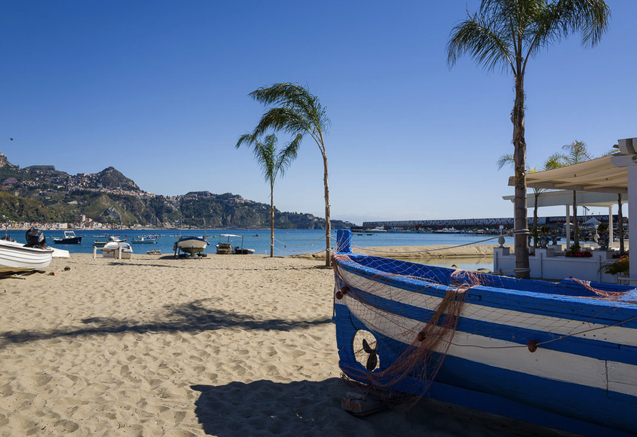 Der Strand von Giardini Naxos verspricht entspannte Stunden am Meer.