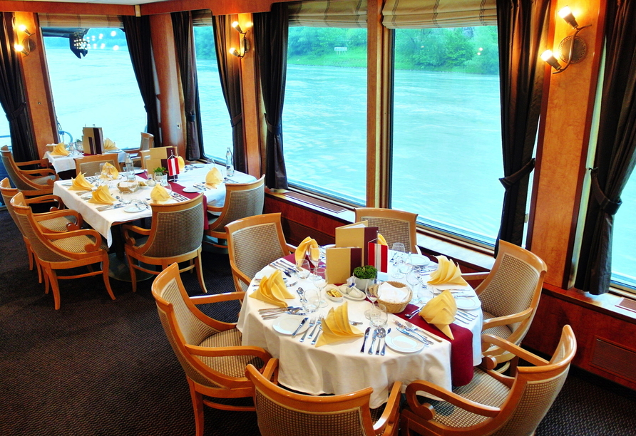 Beobachten Sie im Panorama-Restaurant an Bord die vorbeiziehende Landschaft.