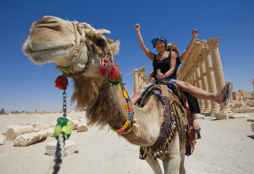 Geführte Touren auf Kamelen werden in vielen Orten angeboten.