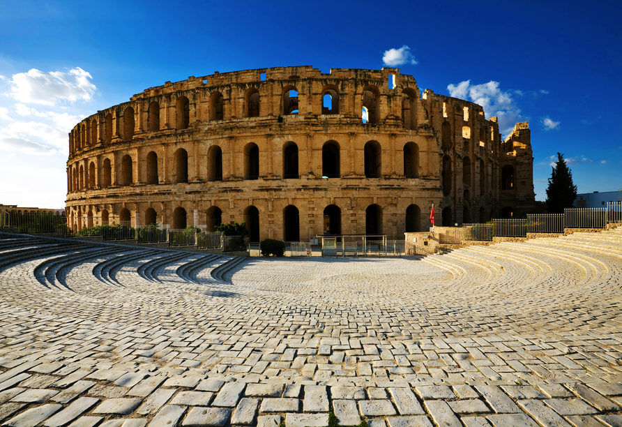 Bewundern Sie das zweitgrößte und eines der besterhaltenen Amphitheater der Welt in El Djem.