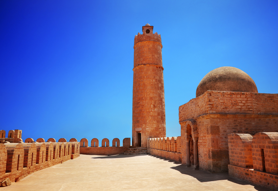 Genießen Sie das Panorama der Stadt Sousse vom Wachturm der Festung Ribat.