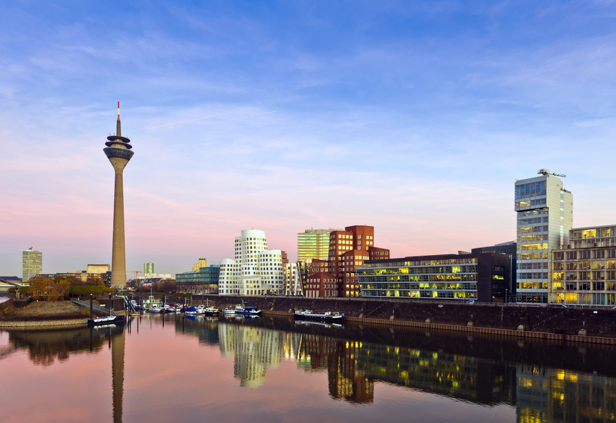 Am Düsseldorfer Medienhafen bewundern Sie die außergewöhnlichen Gehry-Bauten sowie den Rheinturm.